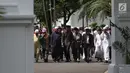 Presiden Joko Widodo (tengah) berjalan bersama ulama asal Provinsi Aceh usai pertemuan di Istana Negara, Jakarta, Selasa (5/3). Para tokoh masyarakat, para alim ulama, para abu ingin bersilaturahmi dengan Jokowi. (Liputan6.com/Angga Yuniar)