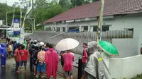 Kanopi BRI Pagentan Banjarnegara Ambruk, dua orang meninggal dunia. (Foto: Liputan6.com/SRU RAPI BJN/Muhamad Ridlo)