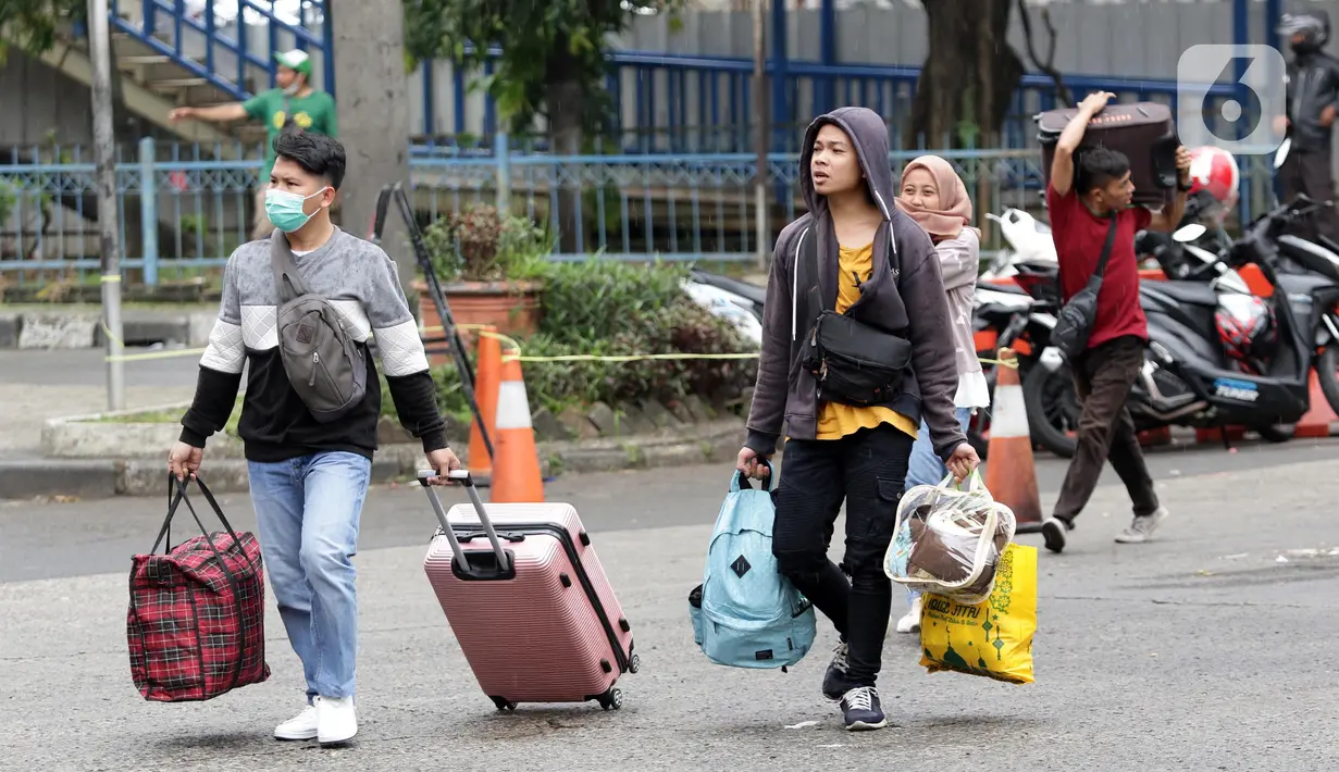 <p>Calon penumpang saat tiba di area Terminal Bus Antar Kota Antar Provinsi (AKAP) Kampung Rambutan, Jakarta, Sabtu (30/4/2022). Hingga tiga hari jelang (H-3) Lebaran 2022, 1.191 orang pemudik tercatat meninggalkan Terminal Kampung Rambutan. (Liputan6.com/Helmi Fithriansyah)</p>