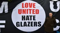 Salah satu spanduk penolakannya bertuliskan "Love United Hate Glazer" yang terpampang besar di luar stadion. (AFP/Anthony Devlin)