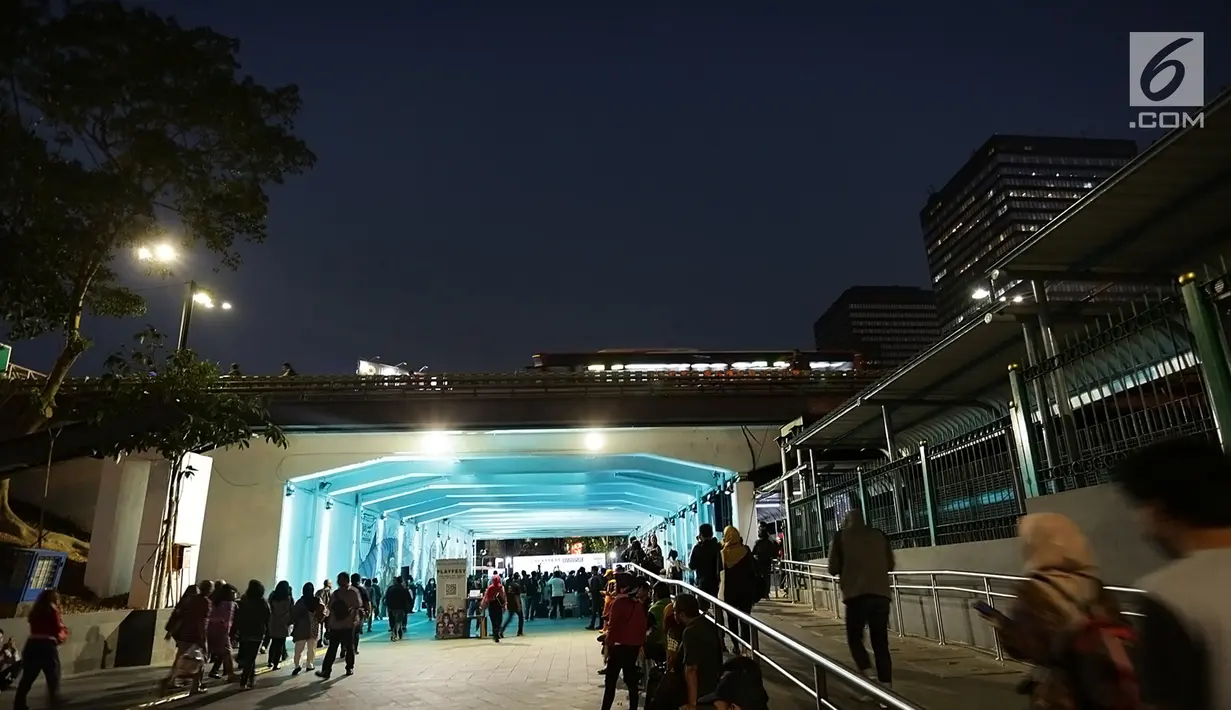 Pejalan kaki berjalan memasuki Terowongan Kendal, Jakarta (26/7/2019). Kehadiran Kotak di terowongan yang menghubungkan Stasiun MRT Sudirman dan KRL Sudirman semakin menambah jumlah kerumunan, saat  lagu Beranikan Dirimu memecah keriuhan penonton. (Fimela.com/Bambang E. Ros)