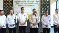 Menteri Koordinator Bidang Perekonomian Airlangga Hartarto pada Konferensi Pers usai Rapat Koordinasi tentang Pelaksanaan Program Paket Ekonomi 2025 dan Penyerapan Tenaga Kerja di Jakarta, Senin (22/9/2025).