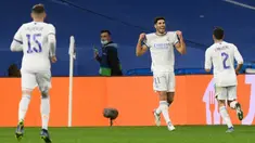 Pemain Real Madrid Marco Asensio (tengah) melakukan selebrasi usai mencetak gol ke gawang Inter Milan pada pertandingan sepak bola Grup D Liga Champions di Stadion Santiago Bernabeu, Madrid, Spanyol, 7 Desember 2021. Real Madrid menang 2-0. (OSCAR DEL POZO/AFP)