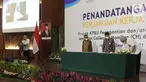 Direktur Utama PT. Baja Titian Utama Budi Hartono, Direktur Utama PT PII Muhammad Wahid Sutopo dan Dirjen Bina Marga Kementerian PUPR Hedy Rahadian disaksikan Menteri PUPR Mochamad Basoeki Hadimoeljono saat penandatanganan di Jakarta, Senin (6/12/2021). (Liputan6.com/HO/Dodi)