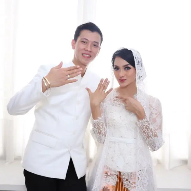 Belum Lama Menikah, 7 Artis Ini Ditinggal Pasangan Selama-lamanya