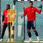 Penjaga gawang Prancis Alphonse Areola (kanan) menangkap bola selama sesi latihan di Glebovets, Rusia, (7/7). Prancis akan bertanding melewan Belgia pada babak semifinal Piala Dunia 2018. (AP Photo / David Vincent)