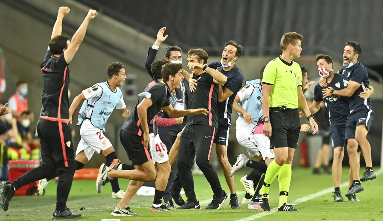 Para pemain Sevilla melakukan selebrasi usai menaklukkan Manchester United pada laga semifinal Liga Europa di Stadion RheinEnergie, Senin (17/8/2020). Sevilla menang 2-1 atas Manchester United. (AP Photo/Martin Meissner, Pool)