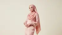 10 Inspirasi Model Gamis Brokat Duyung untuk Hijaber, Cantik dan Pede saat Muharaman hingga Kondangan