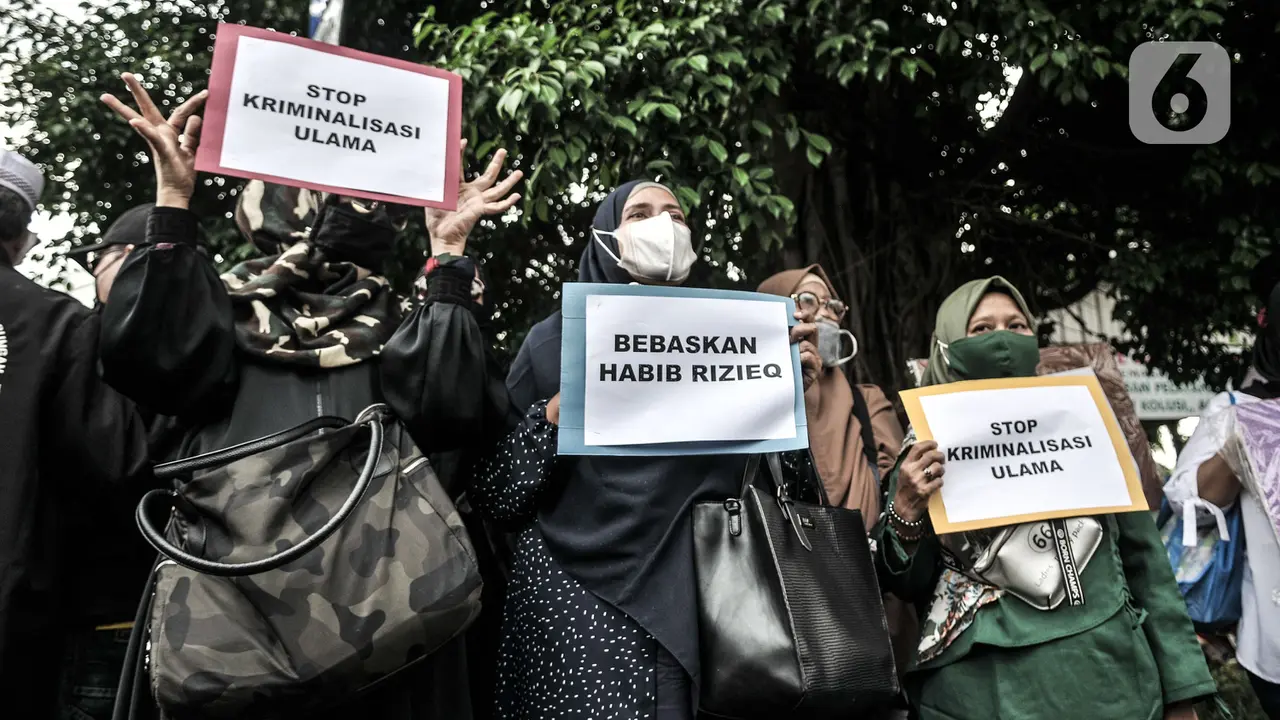 FOTO: Sidang Perdana Rizieq Shihab, Massa Pendukung Geruduk PN Jakarta Timur