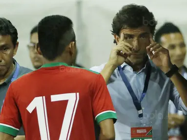 Pelatih Indonesia, Luis Milla, memberikan arahan kepada Saddil Ramdani, saat pertandingan melawan Guyana di Stadion Patriot, Bekasi, Sabtu (25/11/2017). Indonesia menang 2-1 atas Guyana. (Bola.com/M Iqbal Ichsan)