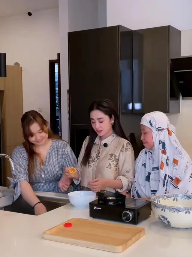 Dapur dan Ruang Makan Rumah Dewi Perssik
