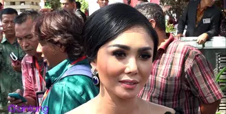 Gibran Rakabuming Raka dikenal pelit senyum, bahkan dalam acara resepsi pernikahannya dengan Selvi Ananda, putra sulung Presiden Jokowi ini tidak tersenyum, sampai-sampai Yuni Shara memintanya untuk senyum saat bersalaman di atas pelaminan.