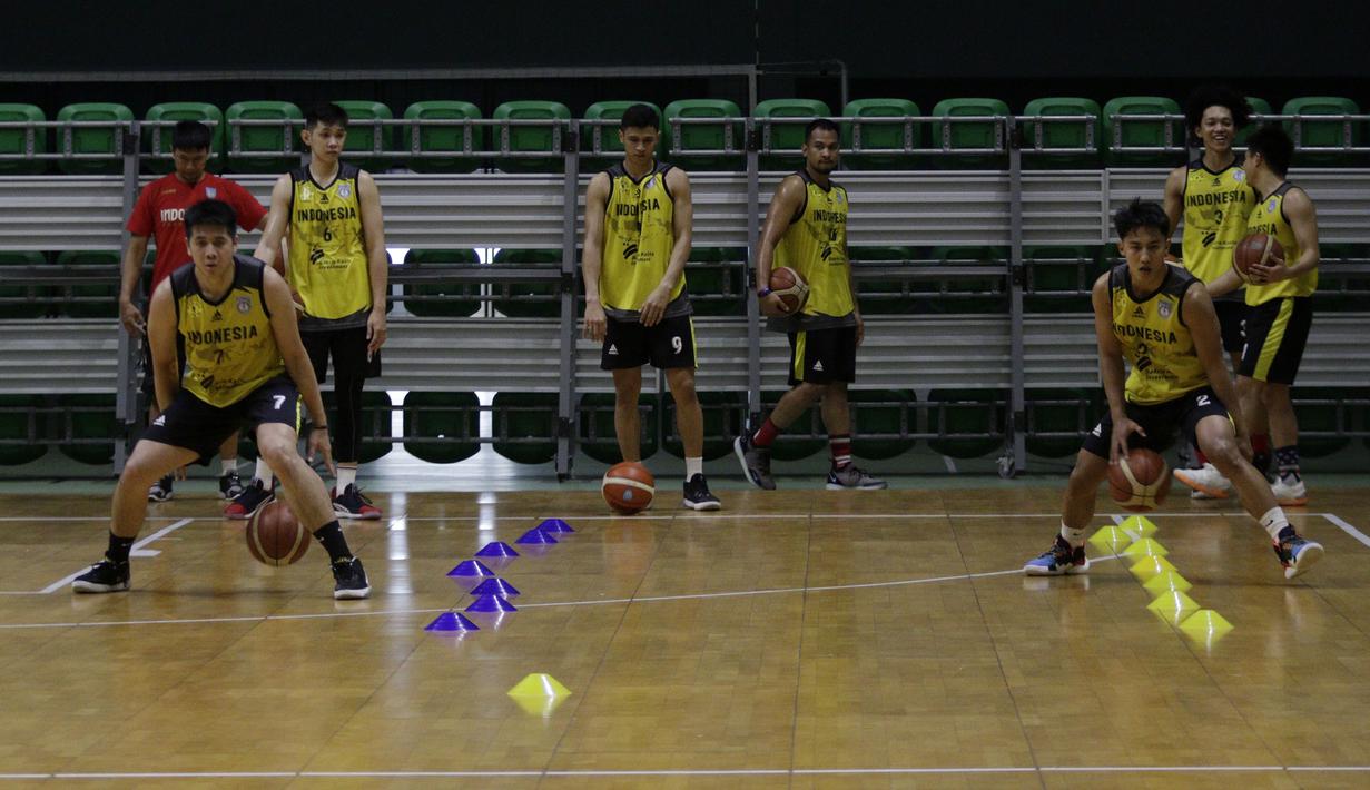 Pebasket Indonesia saat sesi latihan di GBK Arena, Jakarta, Senin, (14/9). Latihan tersebut untuk persiapan SEA Games 2019. (Bola.com/M Iqbal Ichsan)