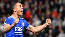 Pemain Leicester City, Youri Tielemans, melakukan selebrasi setelah mencetak gol ke gawang Rennes pada laga  Europa Conference League di Stadion Roazhon Park, (17/3/2022). Youri Tielemans punya reputasi yang bagus di Inggris karena dianggap sebagai salah satu gelandang terbaik di Premier League semenjak bergabung dengan Leicester City. Gelandang berusia 25 tahun tersebut kabarnya akan meninggalkan King Power Stadium setelah kontraknya habis pada akhir musim ini. (AFP/Damien Meyer)
