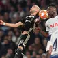 Duel udara antara Hakim Ziyech dan Victor Wanyama pada leg 1, Semifinal Liga Champions yang berlangsung di Stadion Tottenham Hotspur, London, Rabu (1/5). Ajax menang 1-0 atas Tottenham Hotspur. (AFP/Emmanuel Dunand)