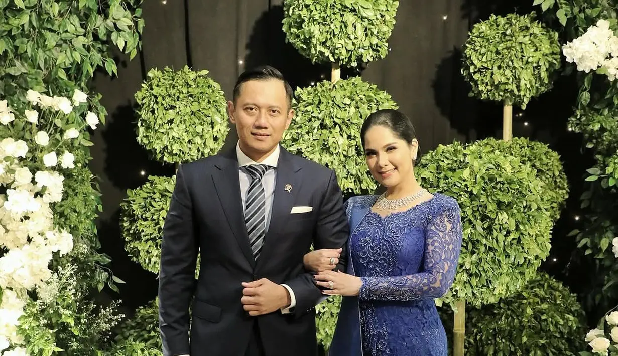 Annisa Pohan juga kenakan kebaya untuk kondangan. Kali ini ia kenakan kebaya modifikasi dengan warna biru yang tegas dipadu dengan selendang bahu berwarna senada [@annisayudhoyono]