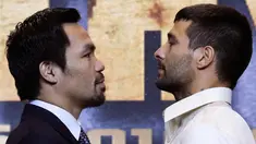 Senator Filipina dan petinju Manny Pacquiao (kiri) bertatapan dengan juara kelas welter WBA asal Argentina Lucas Matthysse selama konferensi pers di Manila, Filipina (18/4). Keduanya dijadwalkan bertarung 15 Juli 2018. (AP Photo/Aaron Favila)