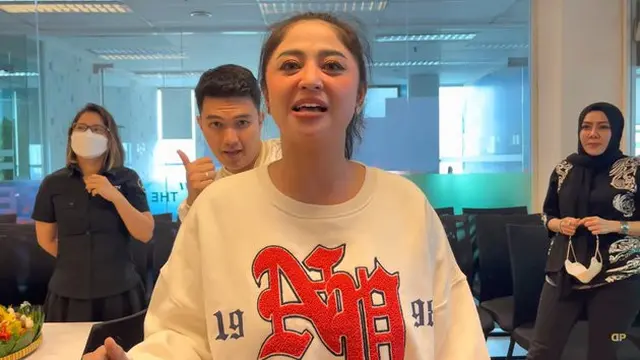 6 Momen Dewi Perssik dan Aldi Taher Kerja Bareng, Akur Makan Sepiring Berdua