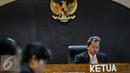 Pimpinan Sidang, Yhannu Setyawan membacakan putusan di Komisi Informasi Publik, Jakarta, Rabu (29/7/2015). Sidang dengan agenda dokumen pemecatan Letjen Prabowo Subianto antara Pemohon KontraS dan termohon Mabes TNI. (Liputan6.com/Faizal Fanani)