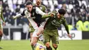 Gelandang Juventus, Adrien Rabiot, berebut bola dengan pemain Cagliari, Nahitan Nandez, pada laga Serie A di Stadion Juventus, Turin, Senin (6/1/2020). Juventus menang 4-0 atas Cagliari. (AP/Marco Alpozzi)