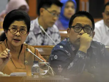 Menkes Nila Moeloek membeberkan daftar 14 rumah sakit yang menerima distribusi vaksin palsu pada rapat kerja dengan Komisi IX di Gedung DPR RI, Senayan, Jakarta, Kamis (14/7). 13 rumah sakit diantaranya berlokasi di Bekasi. (Liputan6.com/JohanTallo)