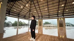 Menggunakan busana serba hitam, Atta Halilintar juga mengunggah beberapa sudut pesantren AHHA Binnaumma miliknya. Bahkan, dari unggahannya pesantren milik Atta Halilintar ini terlihat cukup mewah. (Liputan6.com/IG/@attahalilintar)