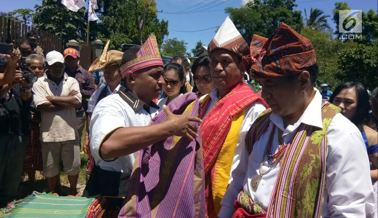 Calon gubernur Nusa Tenggara Timur (NTT) Benny K Harman saat diterima oleh perwakilan masyarakat Kabupaten Timor Tengah Selatan, NTT, Senin (12/2). Hal itu sebagai bentuk dukungan mereka pada Pilgub NTT 2018. (Liputan6.com/Pool/Dodi)