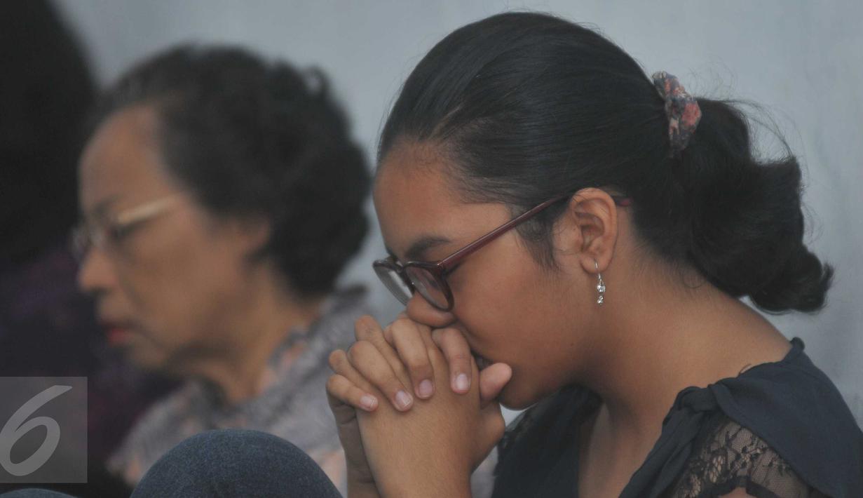 Sejumlah warga berdoa di Gereja Bethel Indonesia Kalijodo, Jakarta, Minggu (28/2/2016). Pemprov DKI Jakarta memberi kesempatan kepada warga Kristiani untuk beribadah sebelum penggusuran yang jatuh pada 29 Februari. (Liputan6.com/Gempur M Surya)