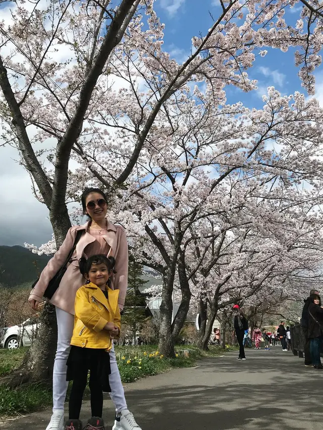 [Bintang] Seru, Ini 8 Foto Liburan Ayu Ting Ting di Jepang