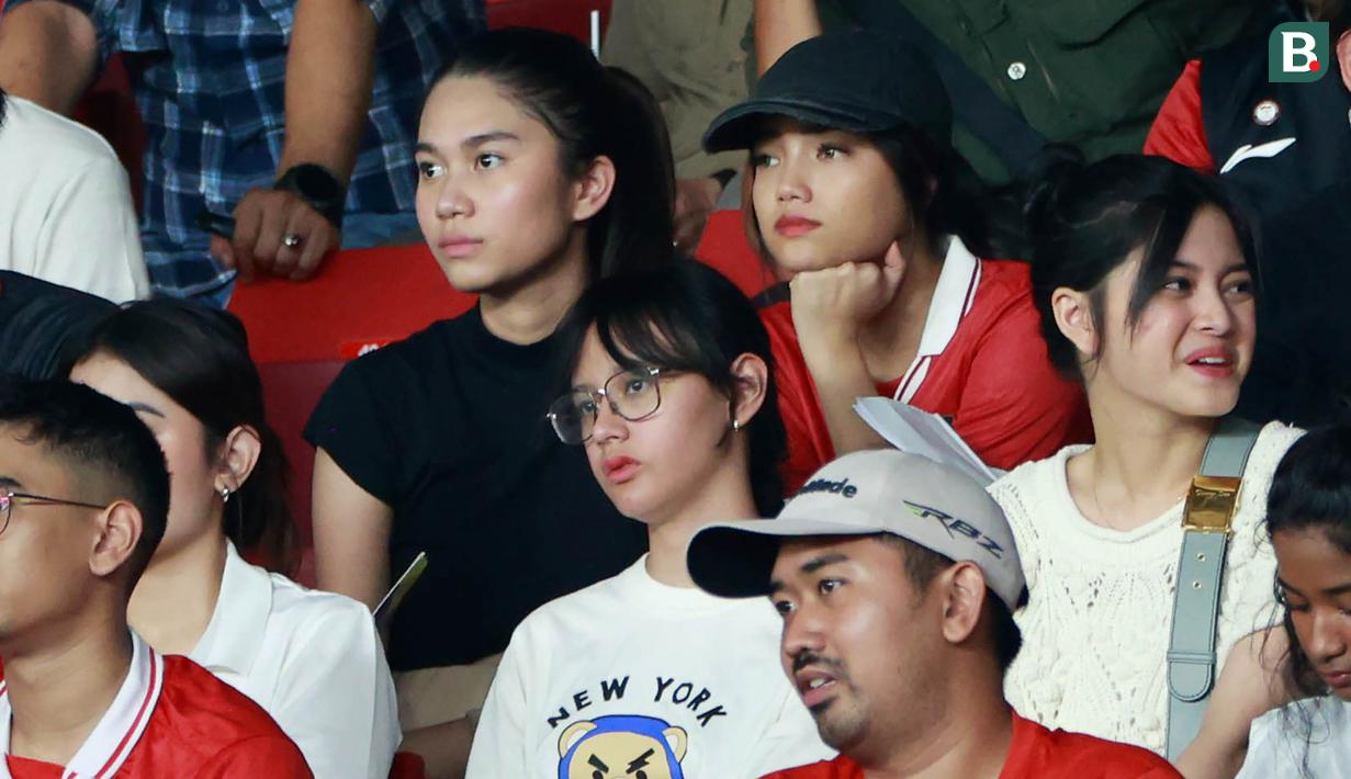 <p>Istri pemain Timnas Indonesia, Pratama Arhan, Azizah (kiri) bersama Fujianti Utami Putri, kekasih Asnawi Mangkualam hadir menyaksikan langsung pertandingan melawan Brunei Darussalam pada laga putaran pertama Kualifikasi Piala Dunia 2026 Zona Asia di Stadion Utama Gelora Bung Karno (SUGBK), Kamis (12/10/2023) malam WIB. Timnas Indonesia menang 6-0 atas Brunei Darussalam. (Bola.com/M Iqbal Ichsan)</p>