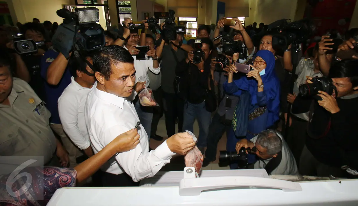 Menteri Pertanian Amran Sulaiman meresmikan pengiriman perdana komoditas pangan strategis ke 22 Toko Tani Indonesia (TTI) yang tersebar di beberapa wilayah di Jakarta, di TTI Center, Pasar Minggu, Jakarta Selatan. (Liputan6.com/Helmi Afandi)