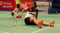 Richi Puspita Dili terjatuh saat melawan pasangan China Zhang Nan/Zhao Yunlei pada laga Indonesia Open 2016 di Istrora Senayan, Jakarta, Kamis (2/6/2016). Riky/Richi  kalah 21-18,16-21,13-21. (Bola.com/Nicklas Hanoatubun)