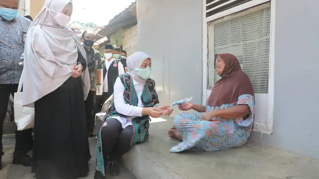 Serahkan Bantuan Sembako