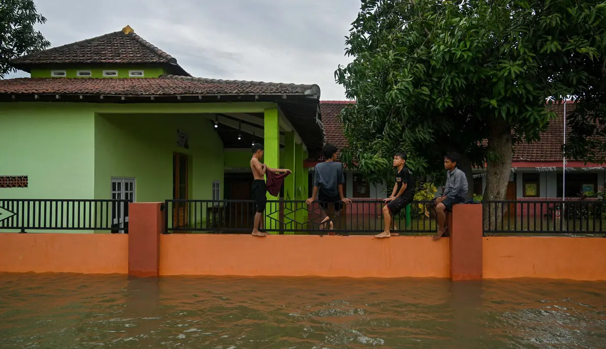 Dua sekolah di Desa Tempuran, Kecamatan Sooko, Mojokerto terpaksa diliburkan. (Juni KRISWANTO/AFP)