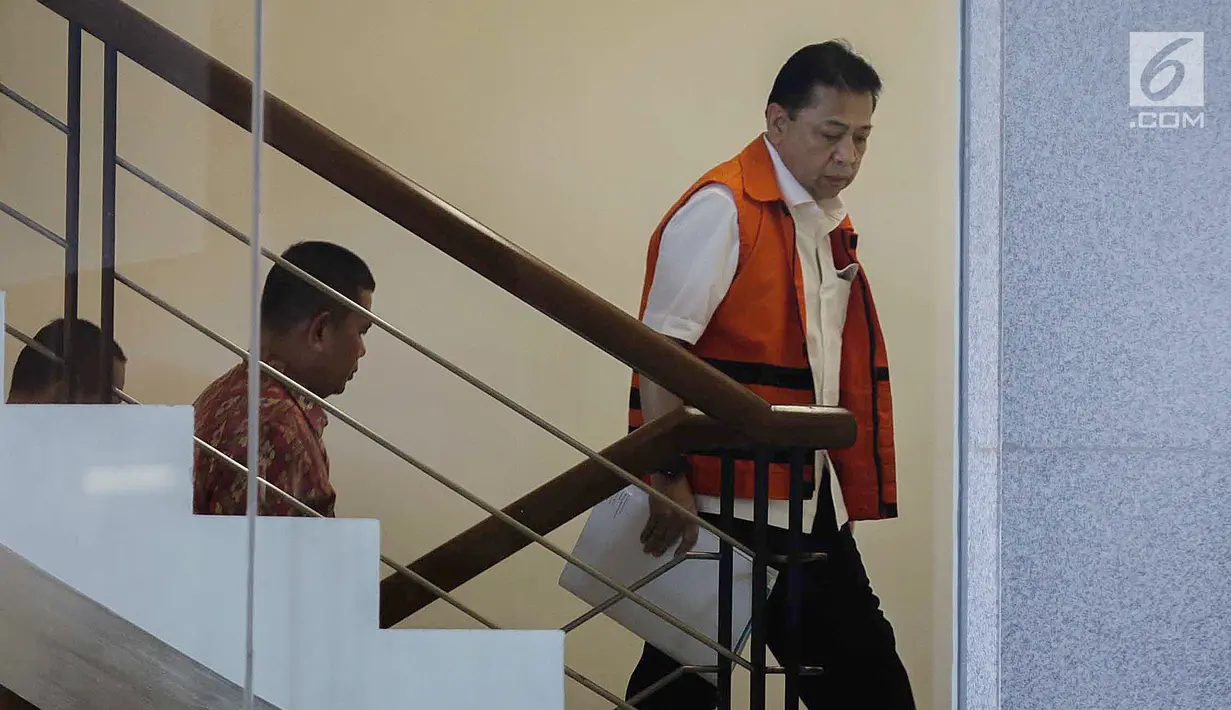 Terdakwa kasus korupsi e-KTP Setya Novanto, saat di dalam gedung Komisi Pemberantasan Korupsi (KPK), Jakarta, Jumat (22/12). Setnov menjalani pemeriksaan bersama putra sulungnya Rheza Herwindo. (Liputan6.com/Faizal Fanani)
