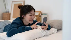 Tidak banyak bergerak, entah karena pekerjaan atau memang kebiasaan menonton video atau film bisa jadi salah satu kebiasaan yang berdampak buruk pada kesehatanmu. (Foto dok: Freepik/EyeEm).