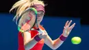 Petenis Katie Boulter mengembalikan bola pukulan petenis AS, Serena Williams selama pertandingan tunggal putri sesi kesembilan hari keenam turnamen tenis Piala Hopman di Perth (3/1). Katie Boulter asal Inggris berusia 22 tahun. (AFP Photo/Tony Ashby)