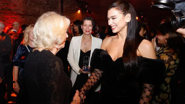 Adu Gaya Dua Lipa dan Permaisuri Camilla dalam Balutan Gaun Hitam