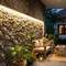 8 Inspirasi Teras dengan Lampu Dinding Warm White, Terlihat Mewah dan Menenangkan