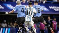 Tampak Lionel Messi diapit dua pemain Uruguay ketika Argentina kandas 0-2 pada Kualifikasi Piala Dunia 2026 Zona Conmebol. (AFP)