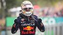 Pebalap Oracle Red Bull Racing, Max Verstappen merayakan kemenangannya di Formula 1 GP Hungaria yang berlangsung di Sirkuit Hongaronging, Budapest, pada Minggu (31/7/2022). (AFP/Jure Makovec)