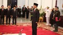 Presiden Joko Widodo (Jokowi) saat memimpin pelantikan Kapolri Jenderal Pol. Badrodin Haiti sebagai Kepala Polri di Istana Negara, Jakarta, Jumat (17/4/2015). (Liputan6.com/Faizal Fanani)