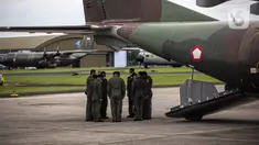 Anggota TNI AU berdoa sebelum mencari pesawat Sriwijaya Air SJ 182 di Lanud Halim Perdanakusuma, Jakarta, Minggu (10/1/2021). TNI AU memberangkatkan tiga alutsista untuk mencari Sriwijaya Air SJ 182 yang hilang kontak di sekitaran perairan Kepulauan Seribu. (Liputan6.com/Faizal Fanani)