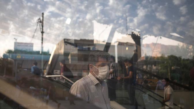 Seorang pria dengan masker memasuki stasiun kereta bawah tanah di Teheran, 28 Juni 2020. Presiden Iran Hassan Rouhani pada Minggu (28/6) mengatakan mengenakan masker di tempat umum akan menjadi wajib mulai pekan depan di tengah meningkatnya kasus dan kematian akibat COVID-19 (Xinhua/Ahmad Halabisaz)