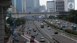 Suasana lengang tampak terlihat di tol dalam kota Gatot Subroto, Jakarta, Selasa (25/2/2020). Dikarenakan ruas jalan yang tergenang usai banjir hari ini membuat banyak pekerja kantoran meliburkan diri dan membuat ruas jalan di Jakarta lengang. (Liputan6.com/Faizal Fanani)