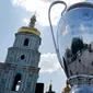 Replika raksasa trofi c ditempatkan di depan Katedral St Sophia, di Kiev, Ukraina, (23/5). Liverpool akan bertanding melawan Real Madrid di Final Liga Champions pada 26 Mei di stadion Olympiyski di Kiev. (AP Photo / Efrem Lukatsky)