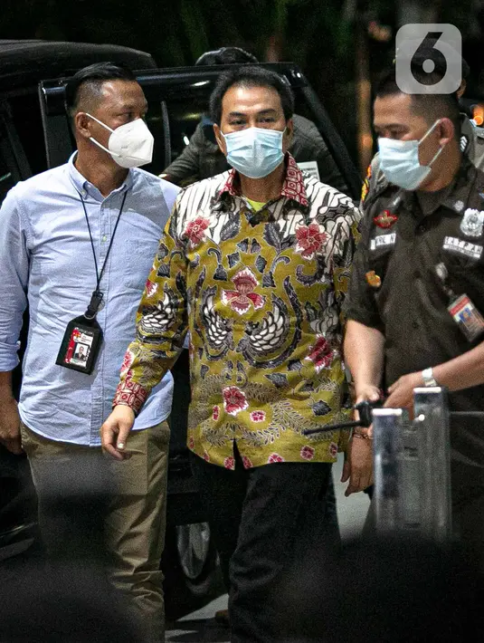 Wakil Ketua DPR RI Azis Syamsuddin tiba di Gedung KPK, Jakarta, Jumat (24/9/2021). Kehadiran Azis untuk menjalani pemeriksaan pertama terkait kasus dugaan suap penanganan perkara di Kabupaten Lampung Tengah. (Liputan6.com/Faizal Fanani)