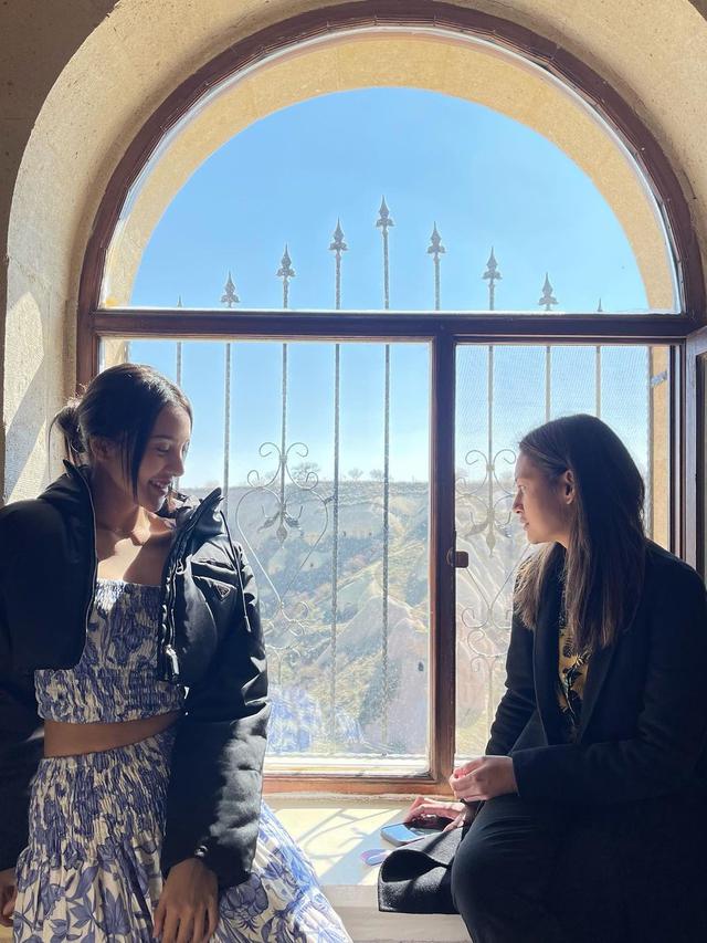 7 Potret Kompak Raihaanun dan Anya Geraldine, Adu Akting di Layangan Putus The Movie