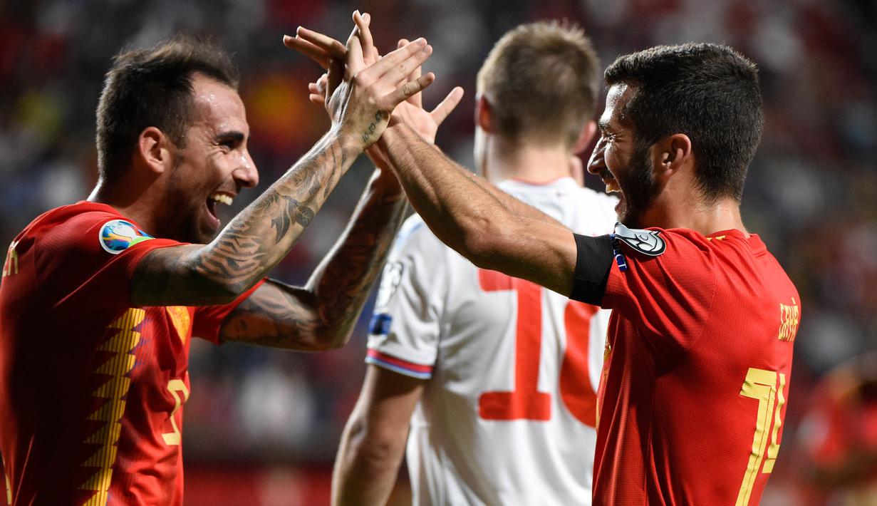 Striker Spanyol, Paco Alcacer, merayakan gol yang dicetaknya ke gawang Kepulauan Faroe pada laga Kualifikasi Piala Eropa 2020 di Stadion El Molinon, Gijon, Minggu (8/9). Spanyol menang 4-0 atas Kepulauan Faroe. (AFP/Miguel Riopa)