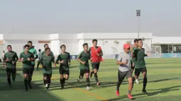 Para pemain Timnas Indonesia U-22 berlari santai saat latihan di Lapangan AUPP, Phnom Penh, Selasa (19/2). Latihan ini persiapan jelang laga Piala AFF U-22 melawan Malaysia. (Bola.com/Zulfirdaus Harahap)